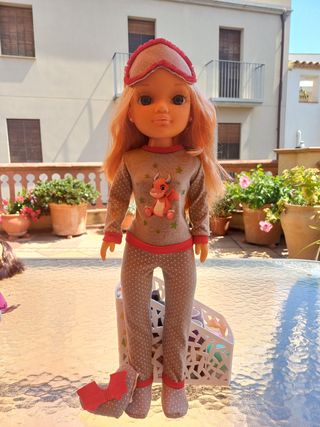 Muñeca Nacy con pijama dragón