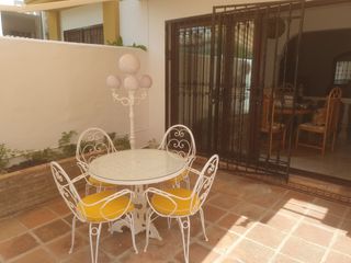 Juego jardín: mesa, sillas y lámpara