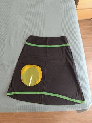 Falda negra con detalles verdes