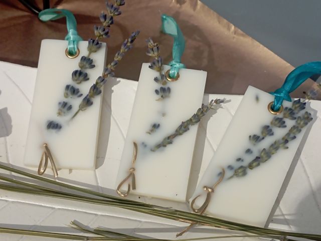 Deodoranti per ambienti a base di cera di lavanda e camomilla.