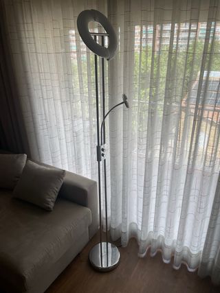 Lámpara de pie LED moderna