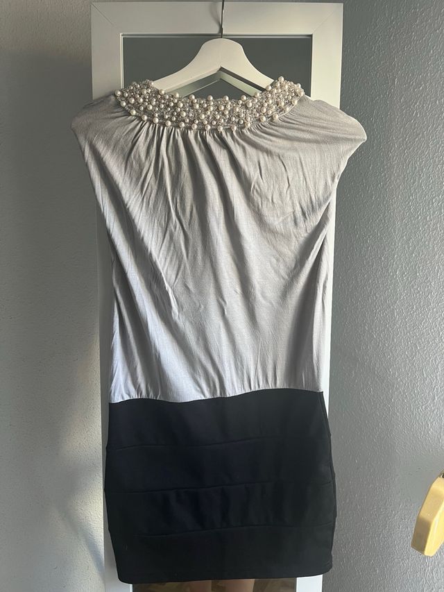 Vestido gris y negro con perlas