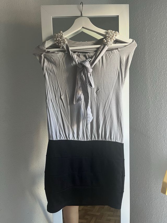 Vestido gris y negro con perlas