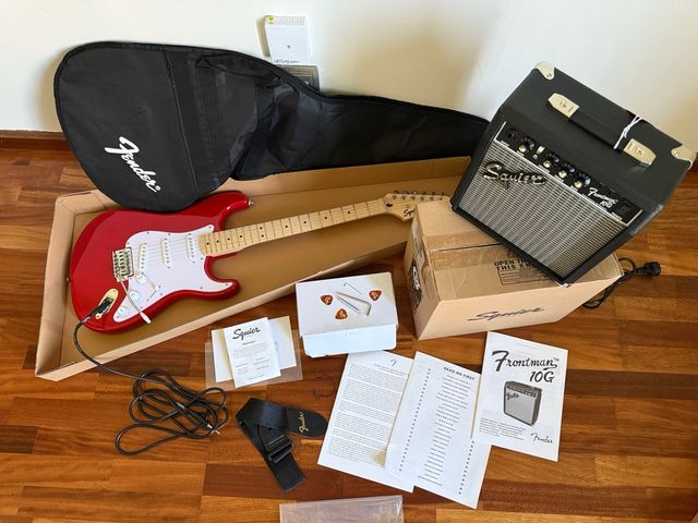 Pack Guitarra Fender Squier Strat roja + Ampli.