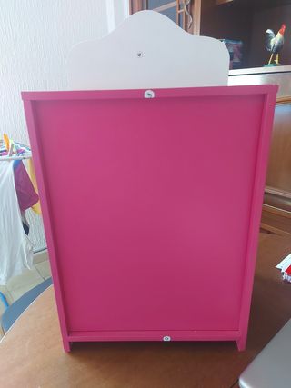 Armario de muñeca de madera