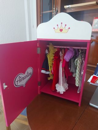 Armario de muñeca de madera