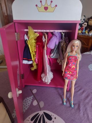 Armario de muñeca de madera