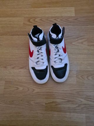 Zapatillas Nike blancas y rojas