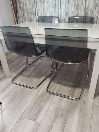 Conjunto de mesa y sillas de metacrilato