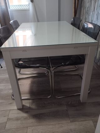Conjunto de mesa y sillas de metacrilato