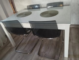 Conjunto de mesa y sillas de metacrilato