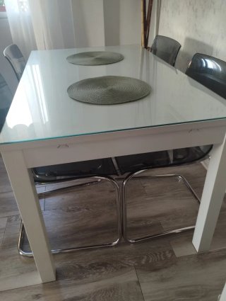 Conjunto de mesa y sillas de metacrilato