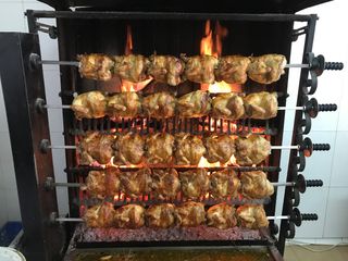 Asador de pollos con maquinaria y receta.