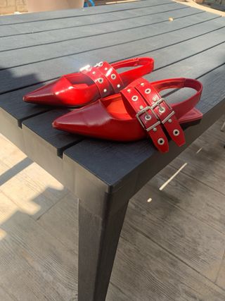Zapatos rojos Stradivarius - Tacón bajo