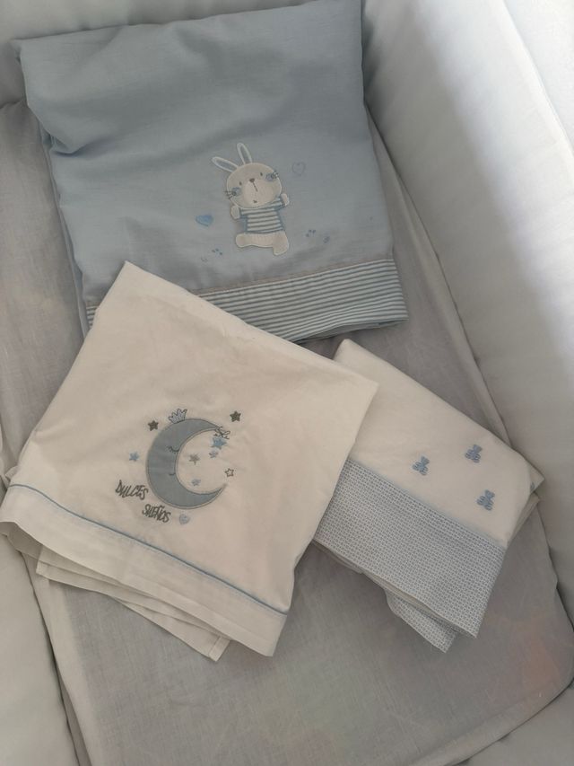 Minicuna + 3 juegos de sabanas + colcha