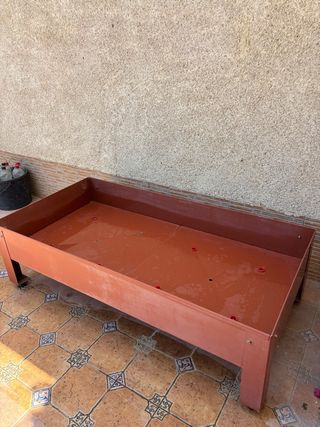 Mesa de cultivo metálica para huerto urbano.