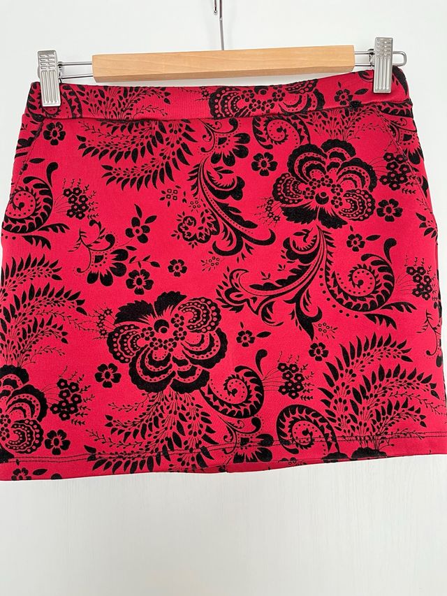 Mini Falda Roja Flores Negras