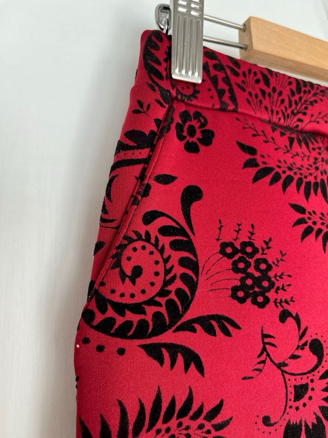 Mini Falda Roja Flores Negras