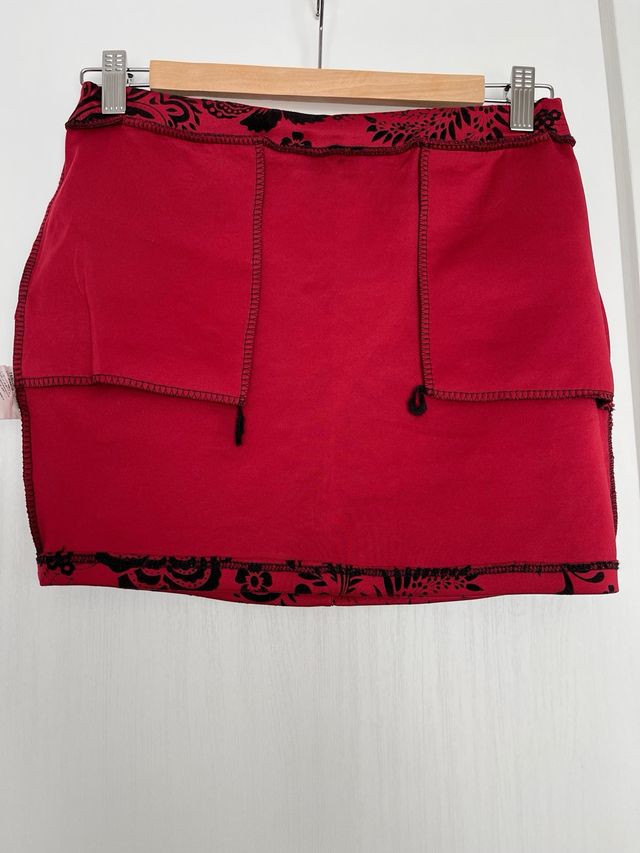 Mini Falda Roja Flores Negras