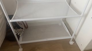 Estantería blanca con ruedas