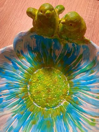 Oggetto in cemento dipinto