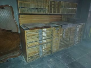 Chivalete archivador de madera mueble de imprenta