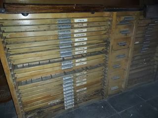 Chivalete archivador de madera mueble de imprenta