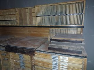 Chivalete archivador de madera mueble de imprenta