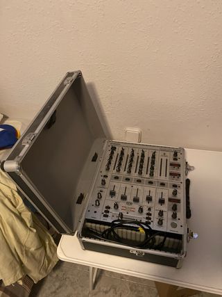 Behringer DJX700: Taula mescles DJ amb maletí