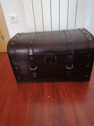 Baúl madera marrón antiguo
