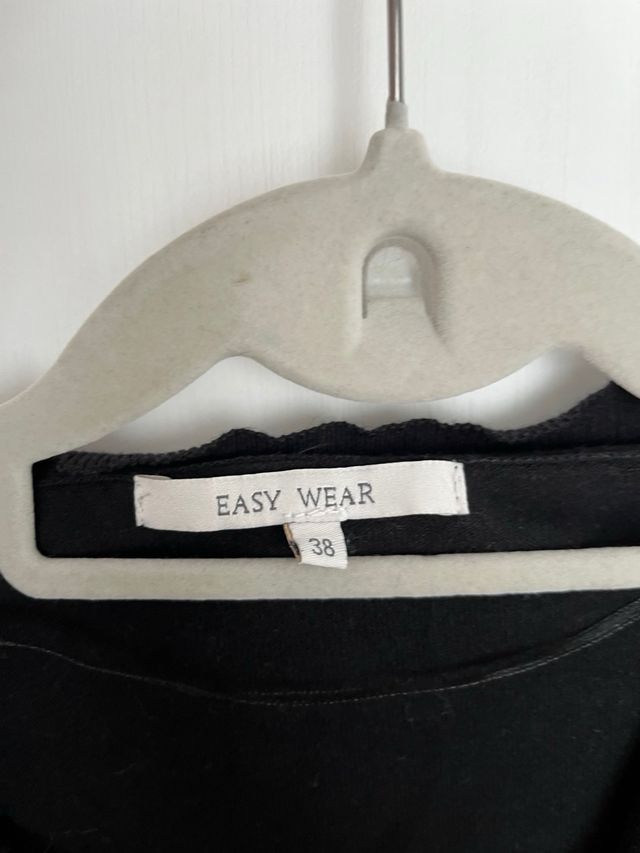 Chaquetilla negra con pedrería