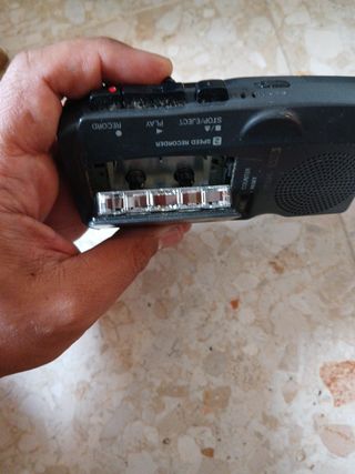 Grabadora Sanyo negra vintage