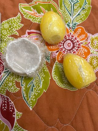 2 Candele a forma di uovo gialle