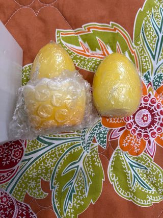 2 Candele a forma di uovo gialle