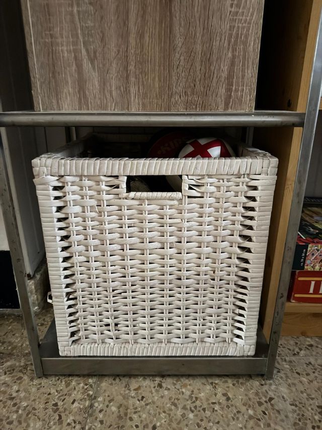 Estantería metálica con cajas