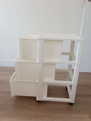 Mueble de plástico con tres cajones multiuso