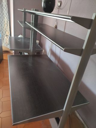 Due scrivanie con ripiani