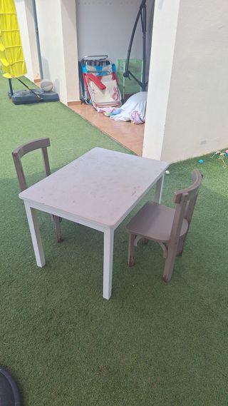 Mesa infantil + 2 sillas