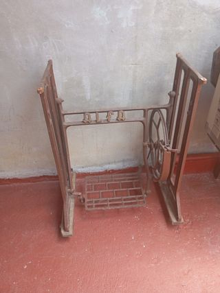 Máquina coser Alfa Antigua con pie.