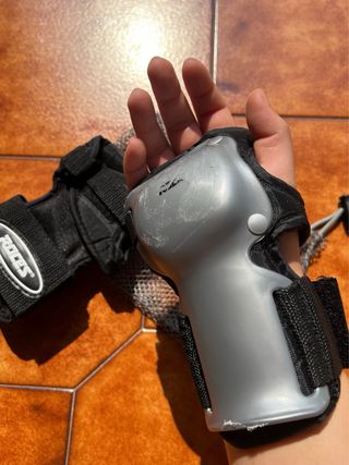 Polsiere Roces taglia M con borsetta a rete