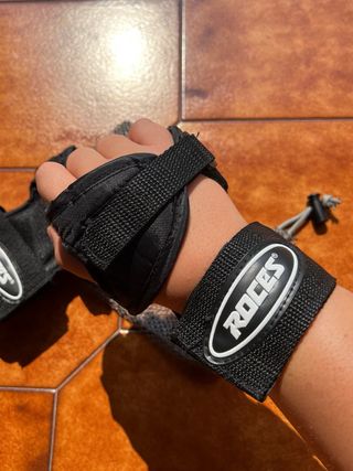 Polsiere Roces taglia M con borsetta a rete