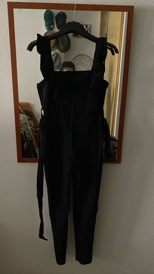 Tuta nera mono - elegante e casual