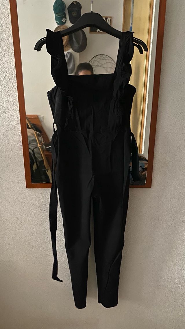 Tuta nera mono - elegante e casual