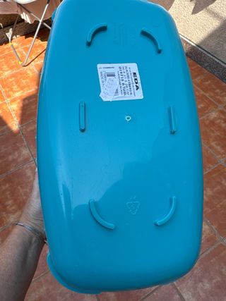 Nevera portátil azul y blanca.