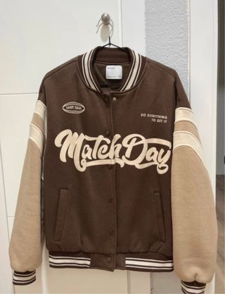 Chaqueta universitaria marrón