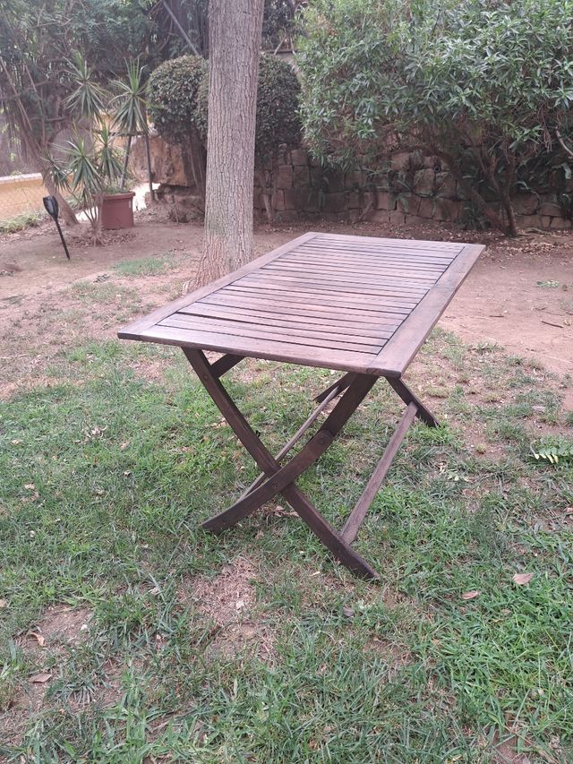 Mesa plegable de madera marrón