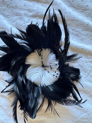 Tocado plumas blanco-negro