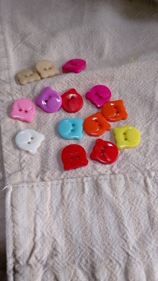 12 bottoni multicolori per bambini