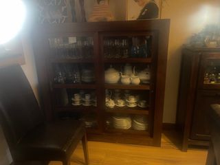 Vitrina de madera con puertas correderas