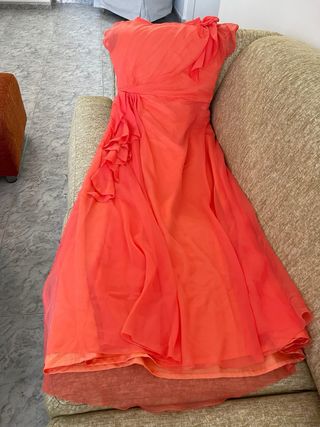 Vestido de fiesta bajo de tela de organza.